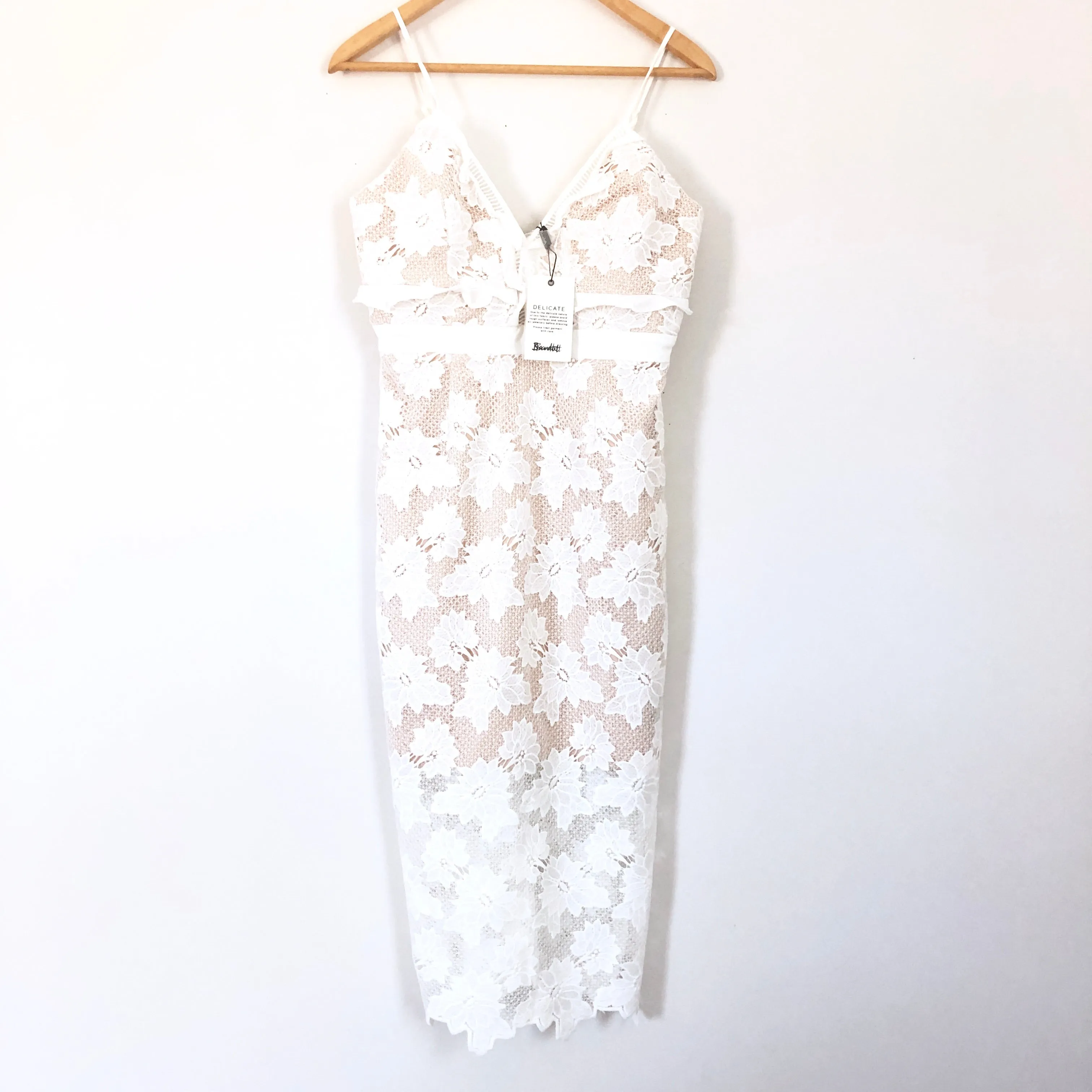 Bardot White Floral Lace Fitted Dress NWT- Size 6/S